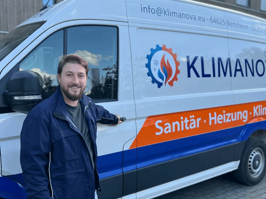 Ismail Fakrou, Geschäftsführer der Klimanova GmbH, vor dem Firmenfahrzeug